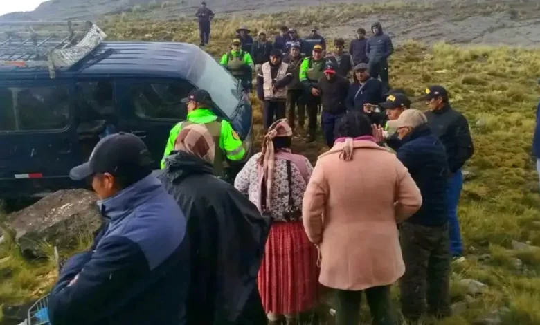 Siete delincuentes encapuchados asaltan una combi y dejan un herido grave 1 7 delincuentes encapuchados asaltan una combi y dejan un herido grave